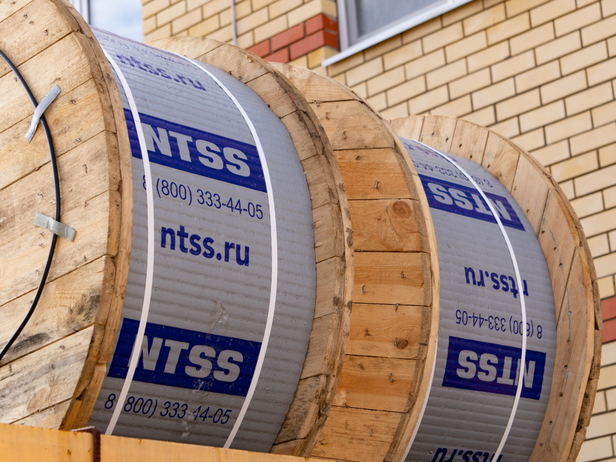 Кабель-дроп-плоский FTTH G657A1 с внеш.силов.элементом из стальн.проволоки,2 волокна,усилен.(1000м) Кабель-дроп-плоский FTTH G657A1 с внеш.силов.элементом из стальн.проволоки,2 волокна,усилен.(1000м)